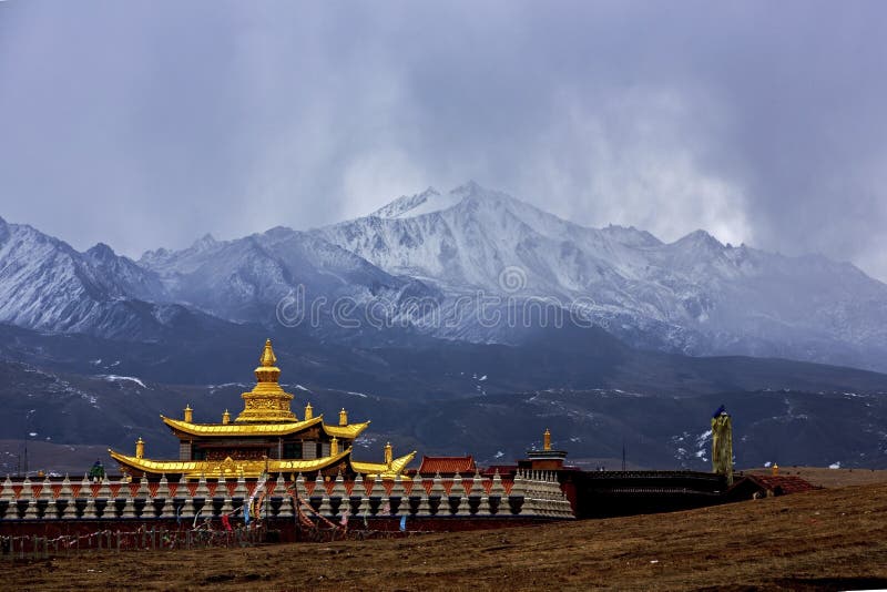 Yalla snow-capped mountains, called the Tibetan "Xia Xueya LaGa wave" (meaning the east white yak mountain), is one of the four big mountains in China's Tibetan areas. Located in sichuan province ganzizhou kangding, daofu and Dan at the junction of three counties, elevation 5884 meters, and it morre of northwest mountain, is relatively more. The top of the mountain snow all year round, is a famous mountain, kangba yalla which originated in the river. At yalla ShanYaoChu mountain 4000 meters, there are two less than 300 meters away from the two lakes, their direction of water flow into both sides of the ridge in north-south direction. Form a beautiful natural landscape. Yalla snow-capped mountains, called the Tibetan "Xia Xueya LaGa wave" (meaning the east white yak mountain), is one of the four big mountains in China's Tibetan areas. Located in sichuan province ganzizhou kangding, daofu and Dan at the junction of three counties, elevation 5884 meters, and it morre of northwest mountain, is relatively more. The top of the mountain snow all year round, is a famous mountain, kangba yalla which originated in the river. At yalla ShanYaoChu mountain 4000 meters, there are two less than 300 meters away from the two lakes, their direction of water flow into both sides of the ridge in north-south direction. Form a beautiful natural landscape.