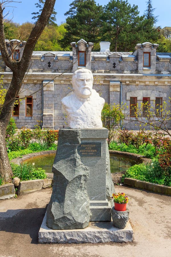 YALTA UKRAINA, KWIECIEŃ, - 24: Wycieczka wytwórnia win zdjęcia stock YALTA UKRAINA, KWIECIEŃ, - 24: Wycieczka wytwórnia win zdjęcia stock