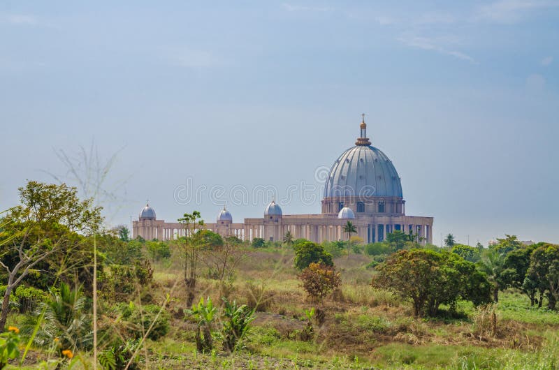 Yamoussoukro, Costa d'Avorio - 1° febbraio 2014: Basilica famosa del punto di riferimento della nostra signora di pace, cattedral immagine stock libera da diritti Yamoussoukro, Costa d'Avorio - 1° febbraio 2014: Basilica famosa del punto di riferimento della nostra signora di pace, cattedral immagine stock libera da diritti