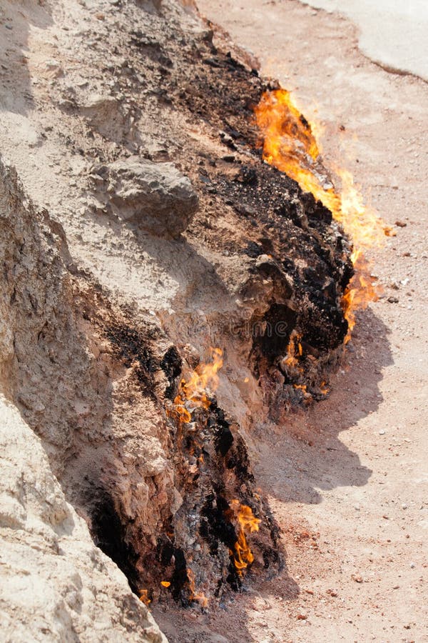 Yanar Dag - brennender Berg azerbaijan vertikal lizenzfreies stockbild Yanar Dag - brennender Berg azerbaijan vertikal lizenzfreies stockbild