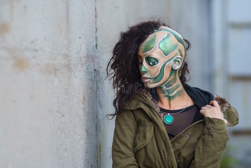 Yang-Frau mit Make-up des grünen Schädels für Halloween Porträt eines schrecklichen Schädels lizenzfreie stockfotografie Yang-Frau mit Make-up des grünen Schädels für Halloween Porträt eines schrecklichen Schädels lizenzfreie stockfotografie