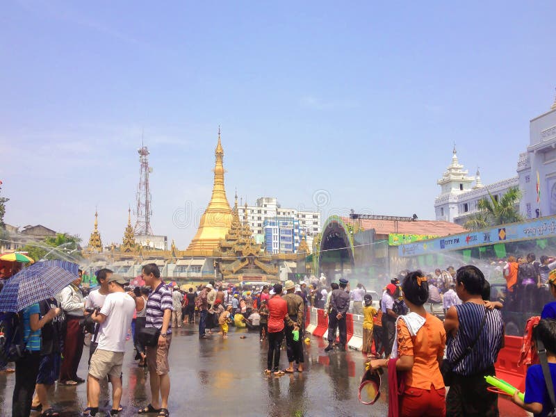 YANGON, MYANMAR - 15 AVRIL 2013 : Festival de Thingyan chez Sule Paya images libres de droits YANGON, MYANMAR - 15 AVRIL 2013 : Festival de Thingyan chez Sule Paya images libres de droits