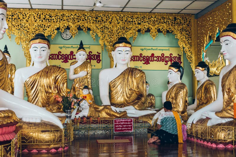 Yangon, Myanmar - 19 février 2014 : Statue d'or de Bouddha chez Shwedag image stock Yangon, Myanmar - 19 février 2014 : Statue d'or de Bouddha chez Shwedag image stock
