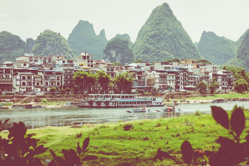 YANGSHUO, CHINA - 26 DE MAYO DE 2018: Paisaje escénico en Yangshuo Cou fotografía de archivo libre de regalías YANGSHUO, CHINA - 26 DE MAYO DE 2018: Paisaje escénico en Yangshuo Cou fotografía de archivo libre de regalías