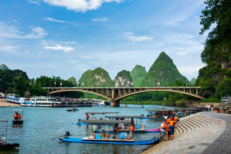 Yangshuo, Cina - 27 luglio 2018: Zattere di bambù turistiche sul fiume di Li in Yangshuo vicino a Guilin in Cina fotografia stock Yangshuo, Cina - 27 luglio 2018: Zattere di bambù turistiche sul fiume di Li in Yangshuo vicino a Guilin in Cina fotografia stock