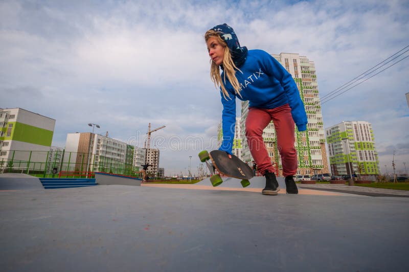 Yanino-1 Ryssland, Oktober 17 2015: Öppnande ny scatepark nära St Petersburg royaltyfri bild Yanino-1 Ryssland, Oktober 17 2015: Öppnande ny scatepark nära St Petersburg royaltyfri bild