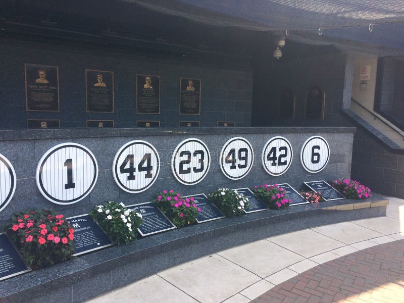 Yankee Stadium avgick numers som hedrar de förgångna basebollspelarna, New York royaltyfri bild Yankee Stadium avgick numers som hedrar de förgångna basebollspelarna, New York royaltyfri bild