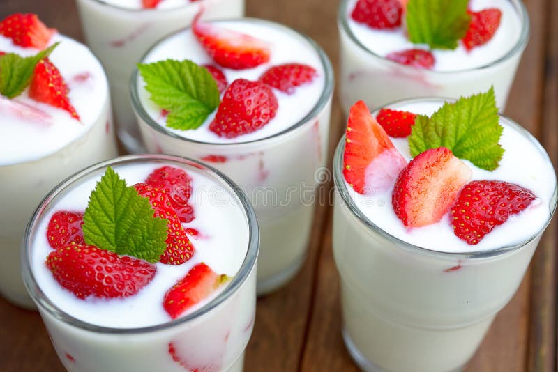 Yaourt à la fraise photo stock