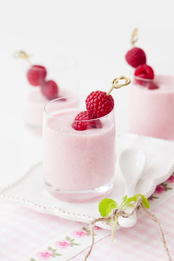 Yaourt à la framboise image libre de droits