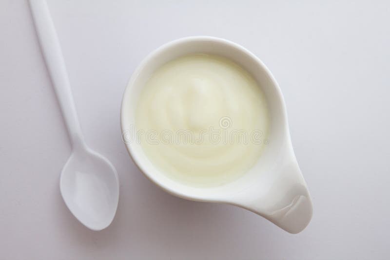 yaourt crème naturel dans la tasse photo libre de droits yaourt crème naturel dans la tasse photo libre de droits