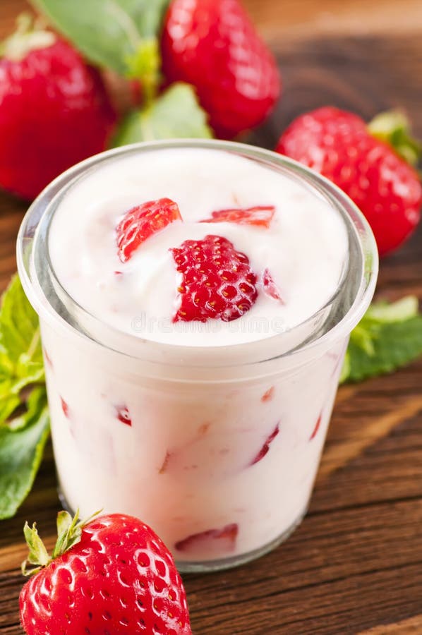 Yaourt aux fraises images stock