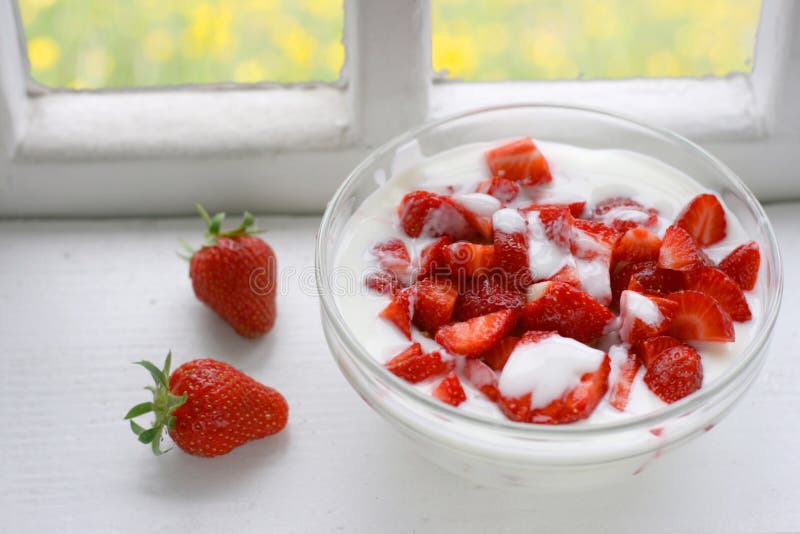 Yaourt aux fraises images libres de droits