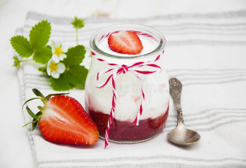 Yaourt à la fraise image libre de droits