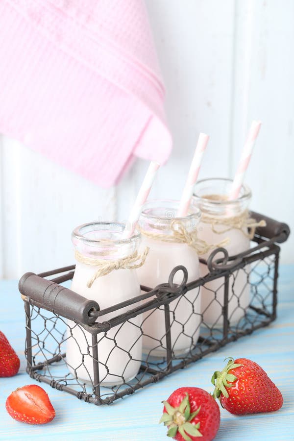 Yaourt à la fraise images stock