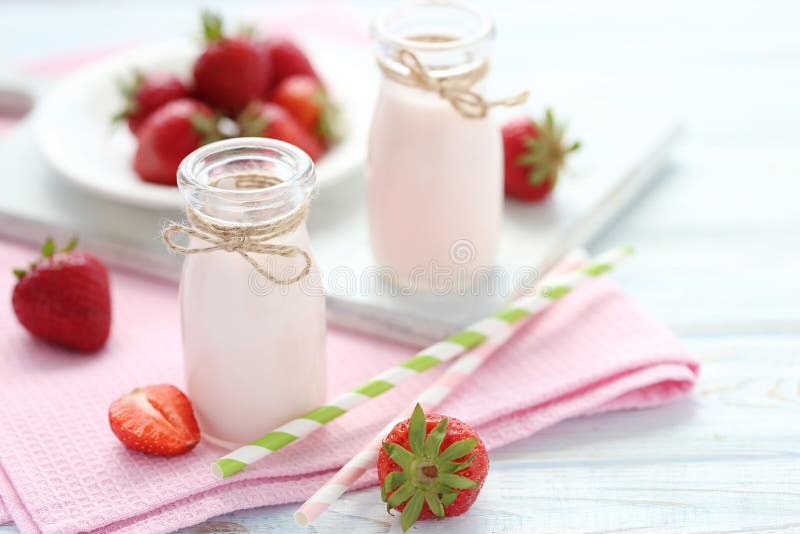Yaourt à la fraise photos libres de droits