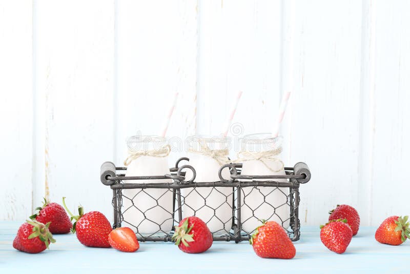 Yaourt à la fraise photo libre de droits