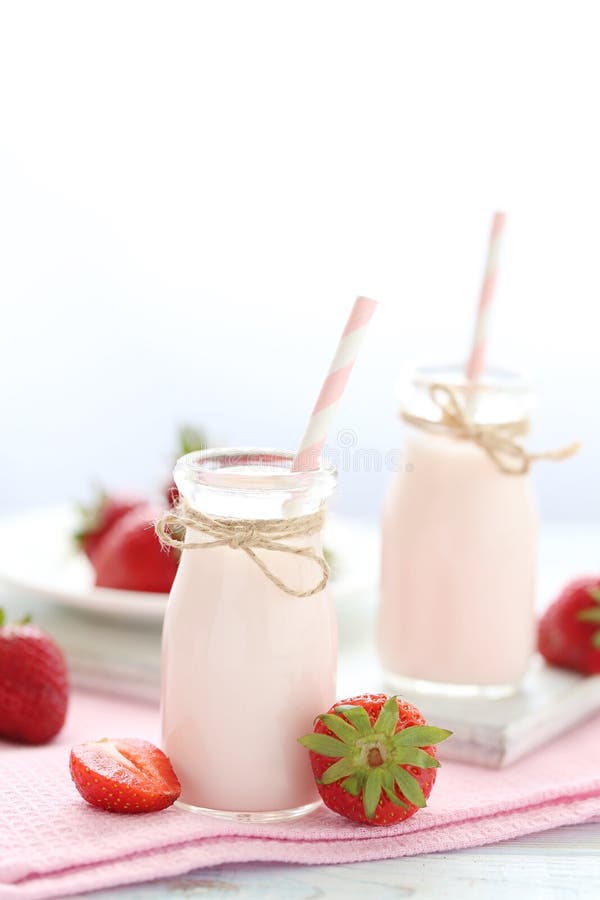 Yaourt à la fraise photo libre de droits