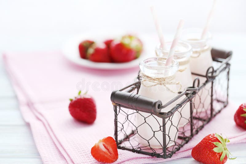 Yaourt à la fraise images libres de droits