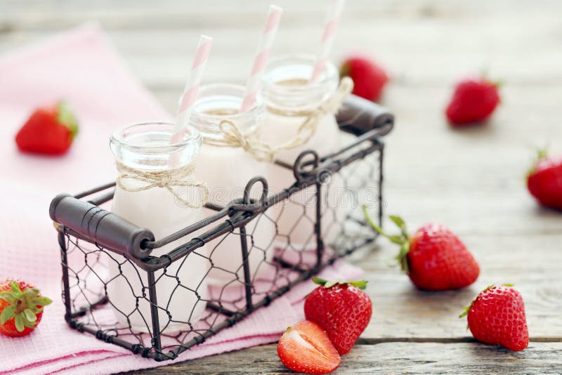 Yaourt à la fraise photo libre de droits