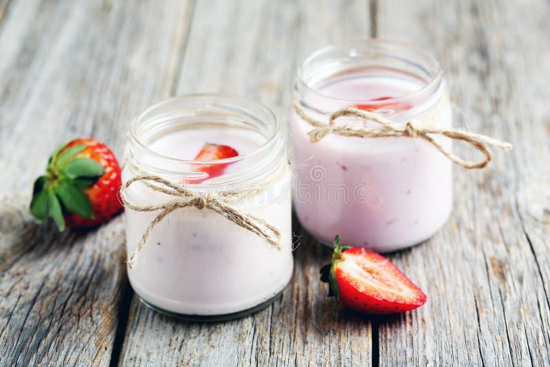 Yaourt à la fraise photographie stock
