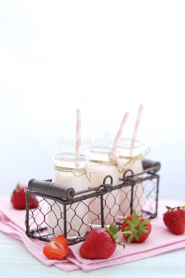 Yaourt à la fraise photographie stock libre de droits