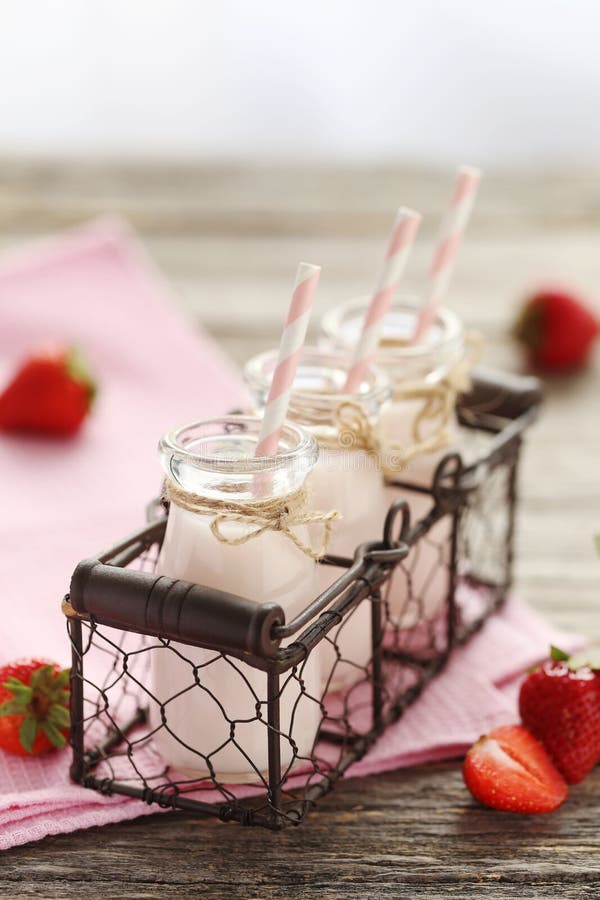 Yaourt à la fraise images stock