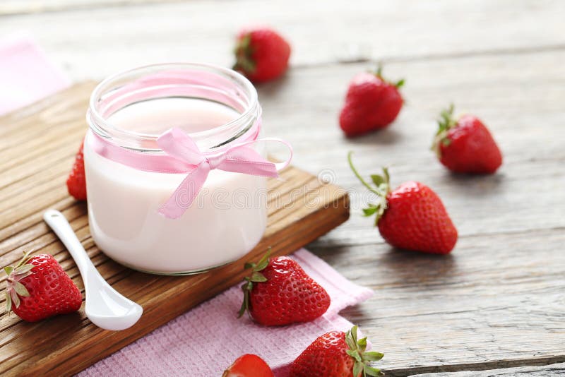 Yaourt à la fraise photos libres de droits