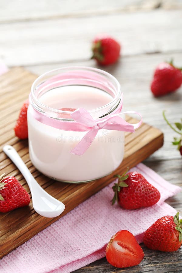 Yaourt à la fraise image stock