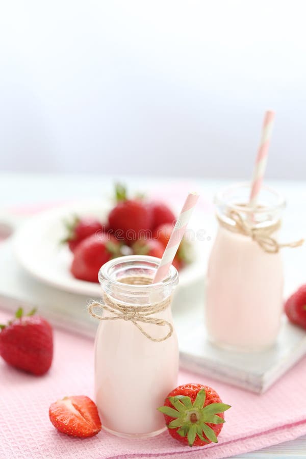 Yaourt à la fraise photos stock