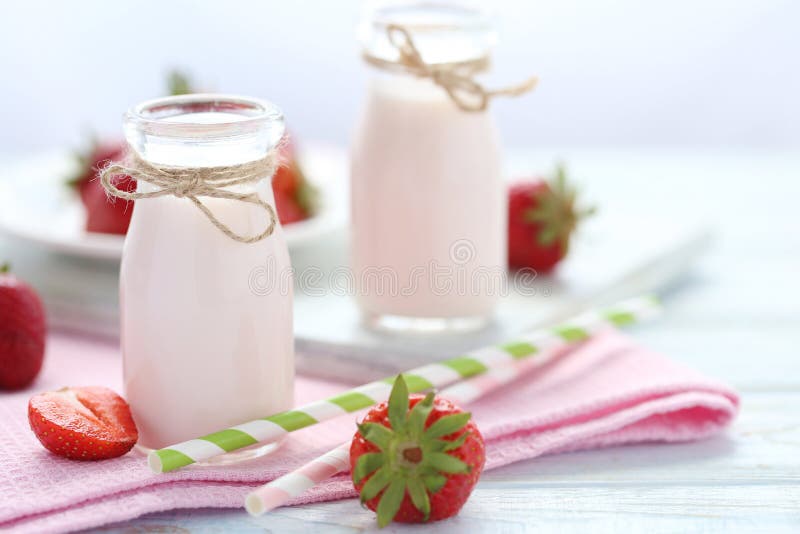 Yaourt à la fraise photo libre de droits