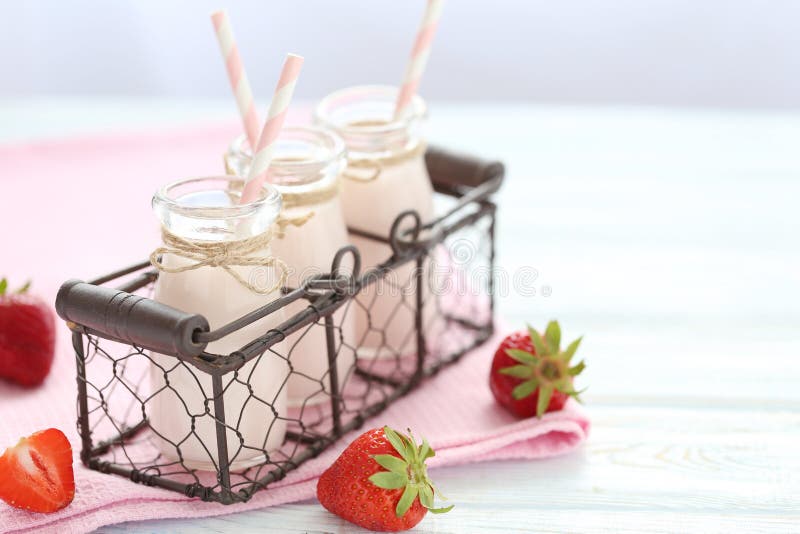 Yaourt à la fraise photographie stock