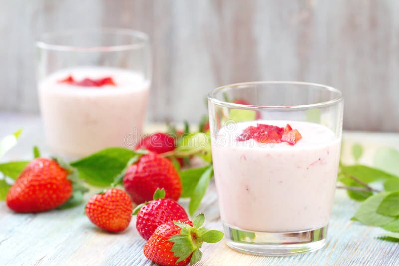 Yaourt à la fraise et fruits rouges frais photo libre de droits