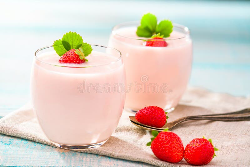 Yaourt aux fraises sur fond en bois photos stock