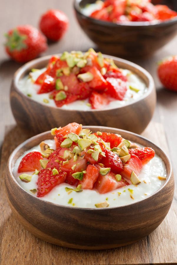 Yaourt fait maison avec les fraises et les pistaches fraîches, plan rapproché image stock Yaourt fait maison avec les fraises et les pistaches fraîches, plan rapproché image stock