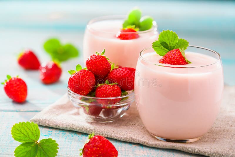 Yaourt organique de fraise photo libre de droits