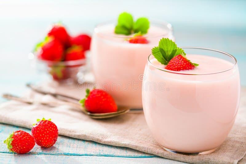 Yaourt aux fraises bio images libres de droits
