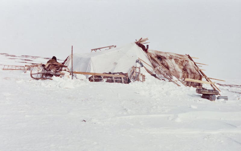 Yaranga - habitação da família dos indígenas de Chukchi na tundra imagens de stock Yaranga - habitação da família dos indígenas de Chukchi na tundra imagens de stock