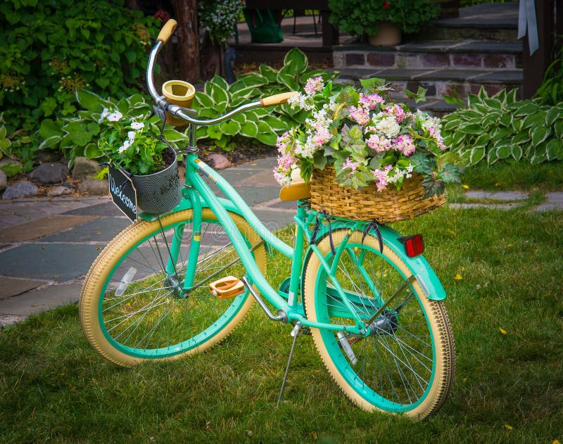 Yard-Dekor-Fahrrad-Blumen stockbild. Bild von rosa, dekor - 85584787