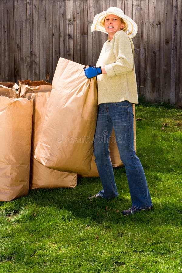 Mujer hermosa conmovedor pesado bolsas de en.