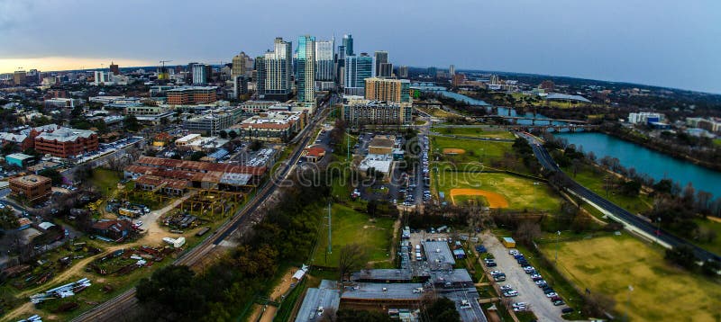 yarda-grave-industrial-urbana-panor%C3%A1mica-de-austin-texas-skyline-view-77283792.jpg