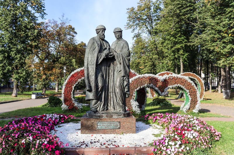 Yaroslavl yaroslavl region russia 15092024. μνημείο του αγίου πρίγκιπα πέτρου και πριγκίπισσα φεβρυονία της μούρας στοκ φωτογραφίες