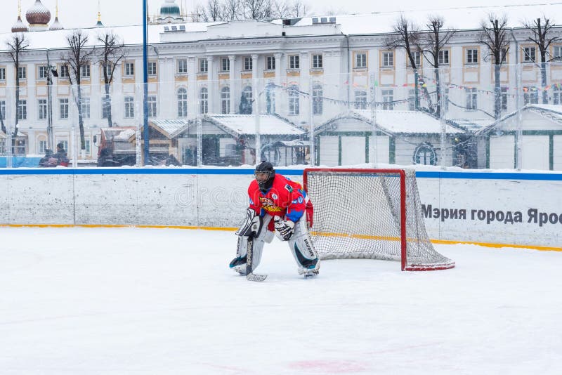 Yaroslavl, Ρωσία - 6 Ιανουαρίου 2018: ο πάγος σπουδαστών πρωταθλημάτων Τερματοφύλακας της ομάδας Tekstilschik στοκ φωτογραφία με δικαίωμα ελεύθερης χρήσης Yaroslavl, Ρωσία - 6 Ιανουαρίου 2018: ο πάγος σπουδαστών πρωταθλημάτων Τερματοφύλακας της ομάδας Tekstilschik στοκ φωτογραφία με δικαίωμα ελεύθερης χρήσης