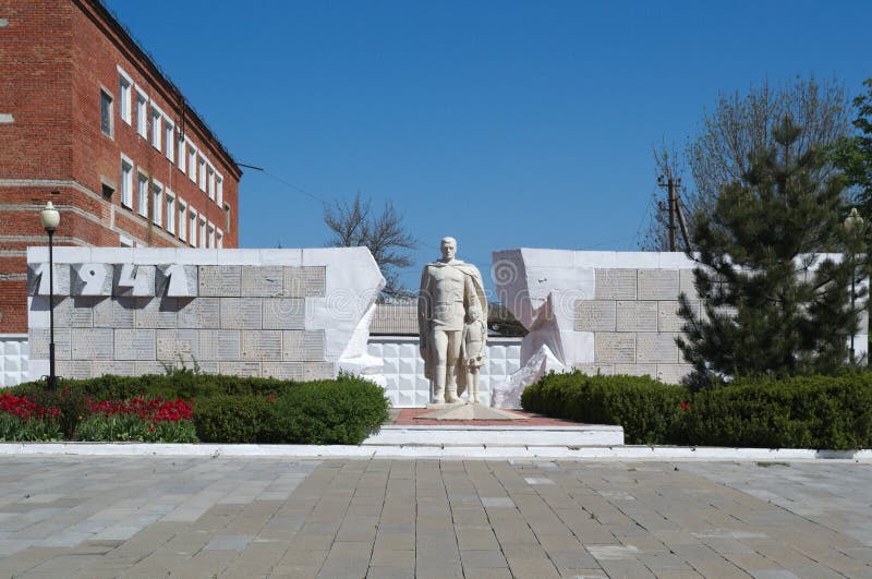 YASENSKAYA, KRASNODAR KRAI/RUSSIA - 30 APRILE 2017: un memoriale ai residenti che sono morto durante la seconda guerra mondiale immagini stock libere da diritti YASENSKAYA, KRASNODAR KRAI/RUSSIA - 30 APRILE 2017: un memoriale ai residenti che sono morto durante la seconda guerra mondiale immagini stock libere da diritti