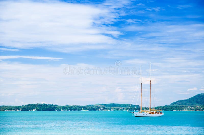 Yatch bianco in mare blu tropicale fotografie stock libere da diritti Yatch bianco in mare blu tropicale fotografie stock libere da diritti