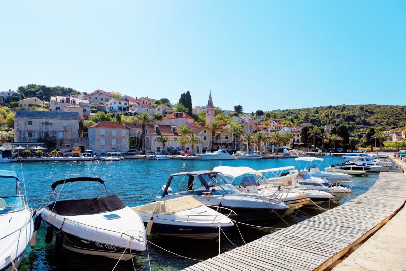 Yatchs und Boote im Hafen einer Kleinstadt Splitska - Kroatien, Insel Brac lizenzfreies stockfoto Yatchs und Boote im Hafen einer Kleinstadt Splitska - Kroatien, Insel Brac lizenzfreies stockfoto