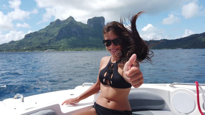 Yate de lujo viajar mujer disfrutar de paseo en barco de alta velocidad vacaciones de verano ondeando la mano decir hola a la cáma