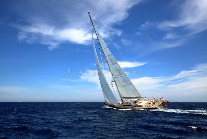 Yate HERMOSO en el spead completo, entrenando para el equipo de la regata no identificado fotografía de archivo