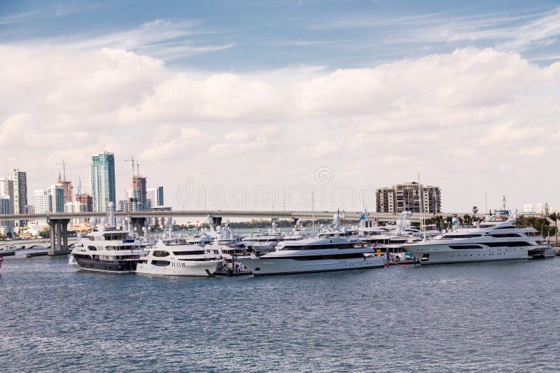 Yates de lujo por el puente de Miami fotografía de archivo libre de regalías Yates de lujo por el puente de Miami fotografía de archivo libre de regalías