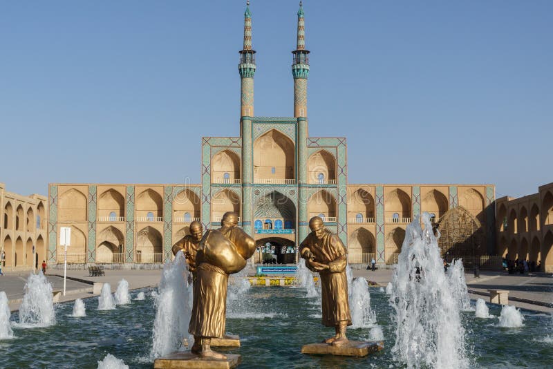 YAZD, ΙΡΆΝ - 6 ΙΟΥΝΊΟΥ 2017: Σιντριβάνι μπροστά από την διάσημη πλατεία Αμίρ Τσάκμαγκ στο παλιό κέντρο της πόλης 11 Ιουνίου 2017 στοκ φωτογραφία YAZD, ΙΡΆΝ - 6 ΙΟΥΝΊΟΥ 2017: Σιντριβάνι μπροστά από την διάσημη πλατεία Αμίρ Τσάκμαγκ στο παλιό κέντρο της πόλης 11 Ιουνίου 2017 στοκ φωτογραφία