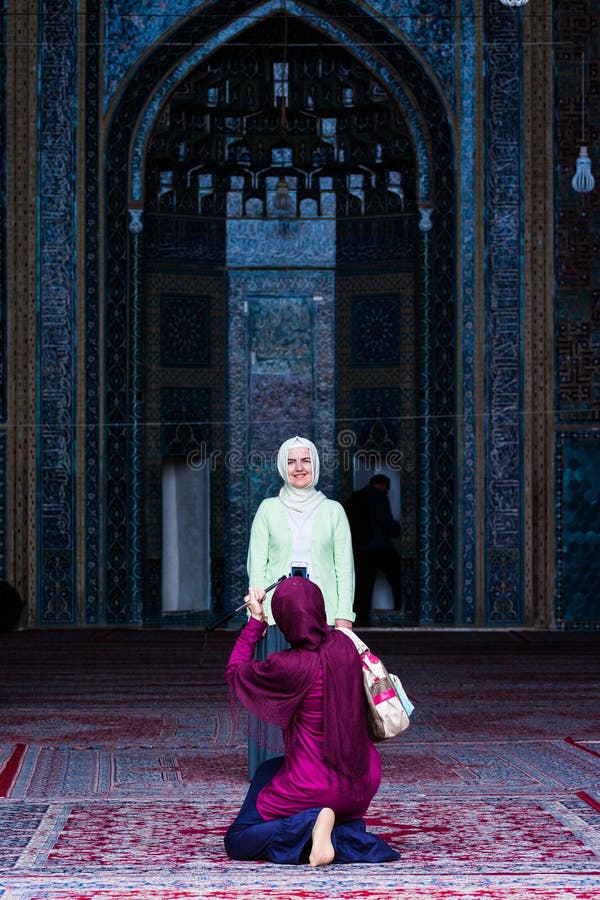 Yazd, Ιράν - 17 Μαΐου 2017 Γυναίκες στο hijab που κάνει τη φωτογραφία στην πόλη ερήμων στο μπλε μουσουλμανικό τέμενος Jama Masjid στοκ εικόνες Yazd, Ιράν - 17 Μαΐου 2017 Γυναίκες στο hijab που κάνει τη φωτογραφία στην πόλη ερήμων στο μπλε μουσουλμανικό τέμενος Jama Masjid στοκ εικόνες